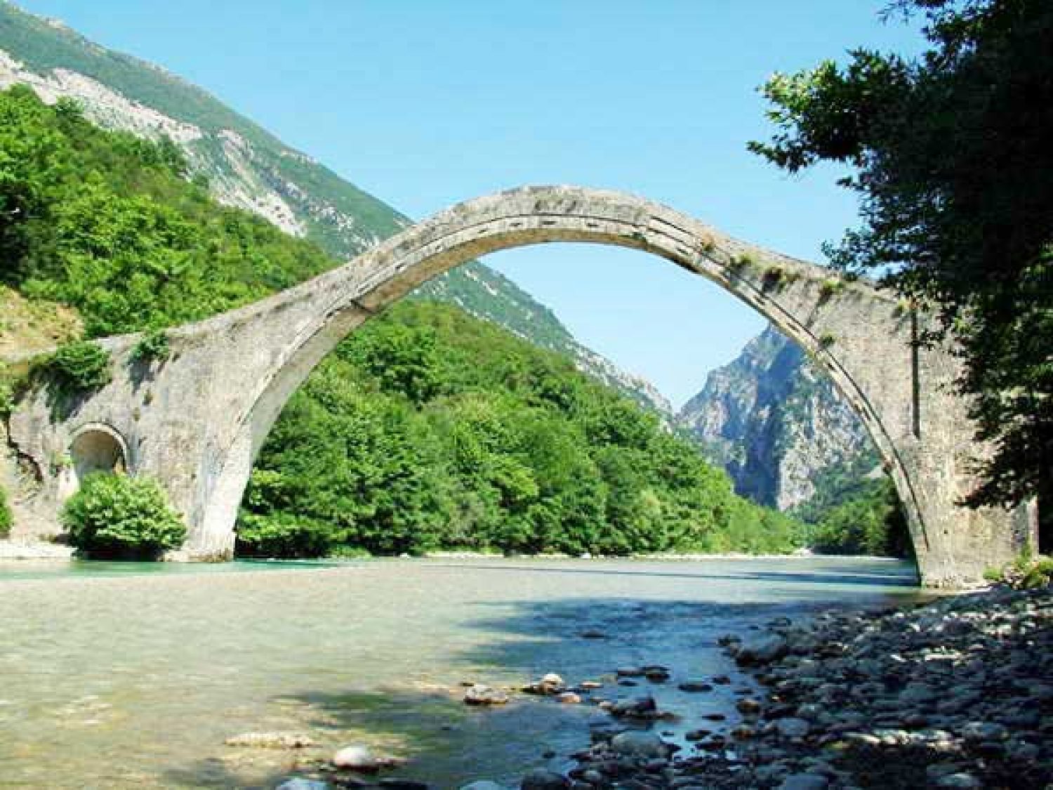 Μελέτη και χρηματοδότηση για να σωθεί το Γεφύρι της Πλάκας!
