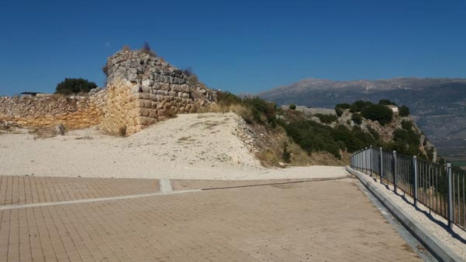Ερημιά, απαξίωση και αδιαφορία για τους αρχαιολογικούς μας χώρους!