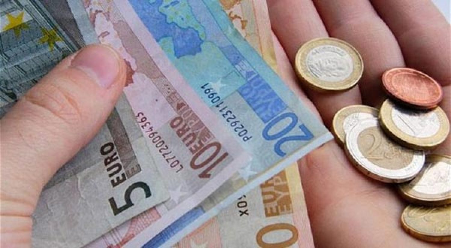 Αγκομαχούν τα νοικοκυριά από απανωτές πληρωμές και φόρους