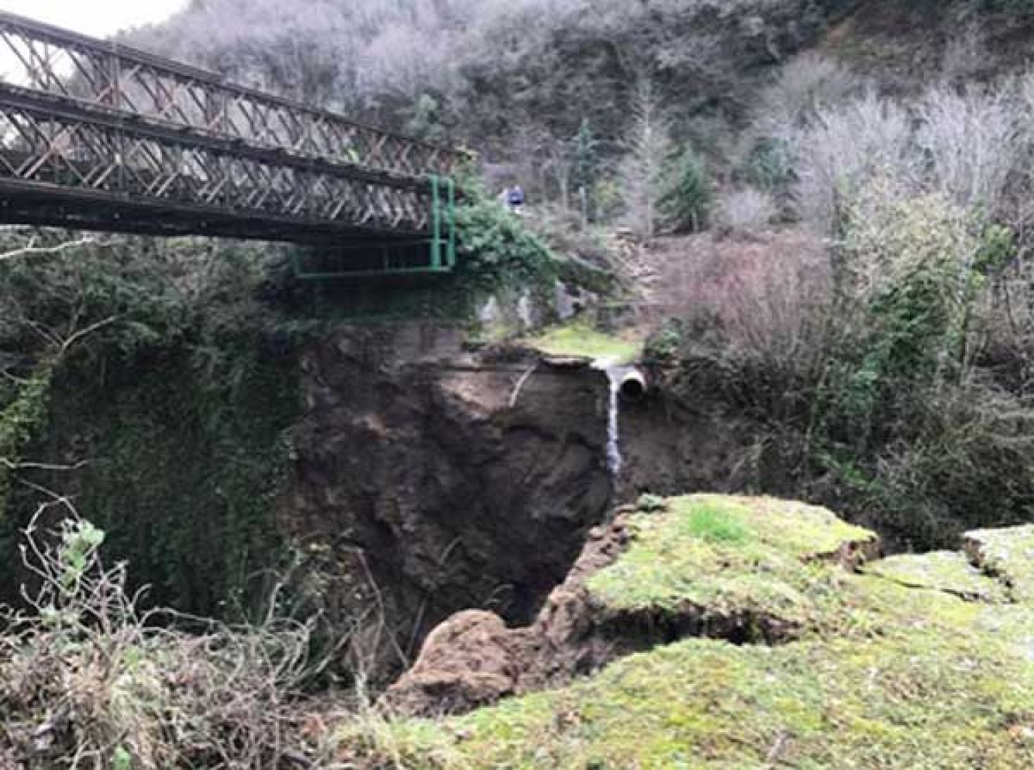 Έντονες αντιδράσεις προκαλεί η κατάρρευση του «Θεογέφυρου»