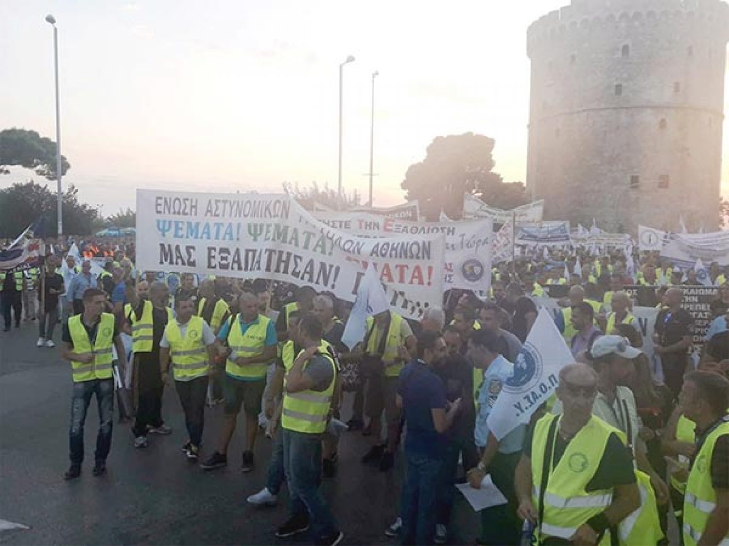 ΑΛΕΞΗ, ΟΧΙ ΑΛΛΑ ΨΕΜΑΤΑ!