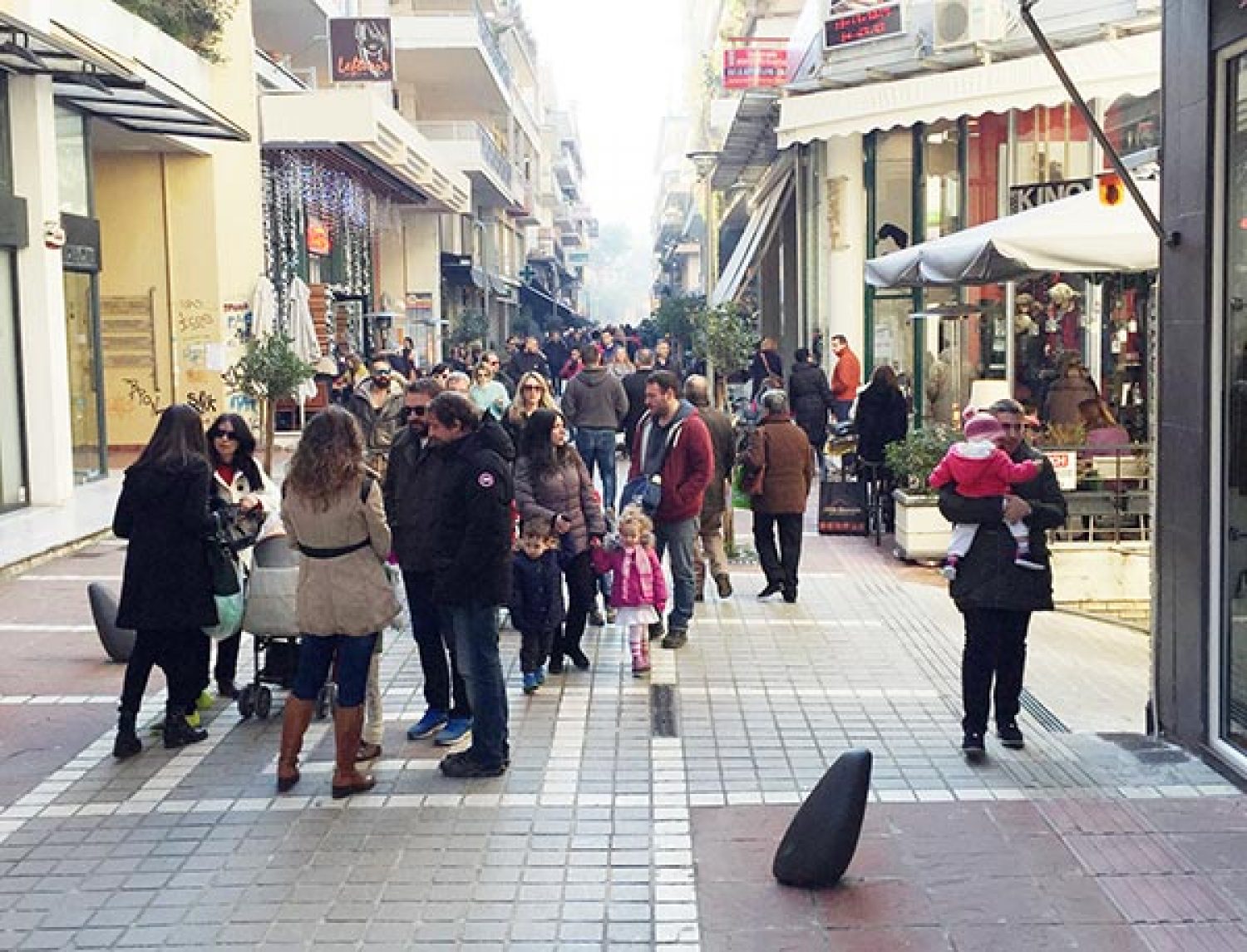 «Παγωμένη» η αγορά στην πρεμιέρα των εκπτώσεων
