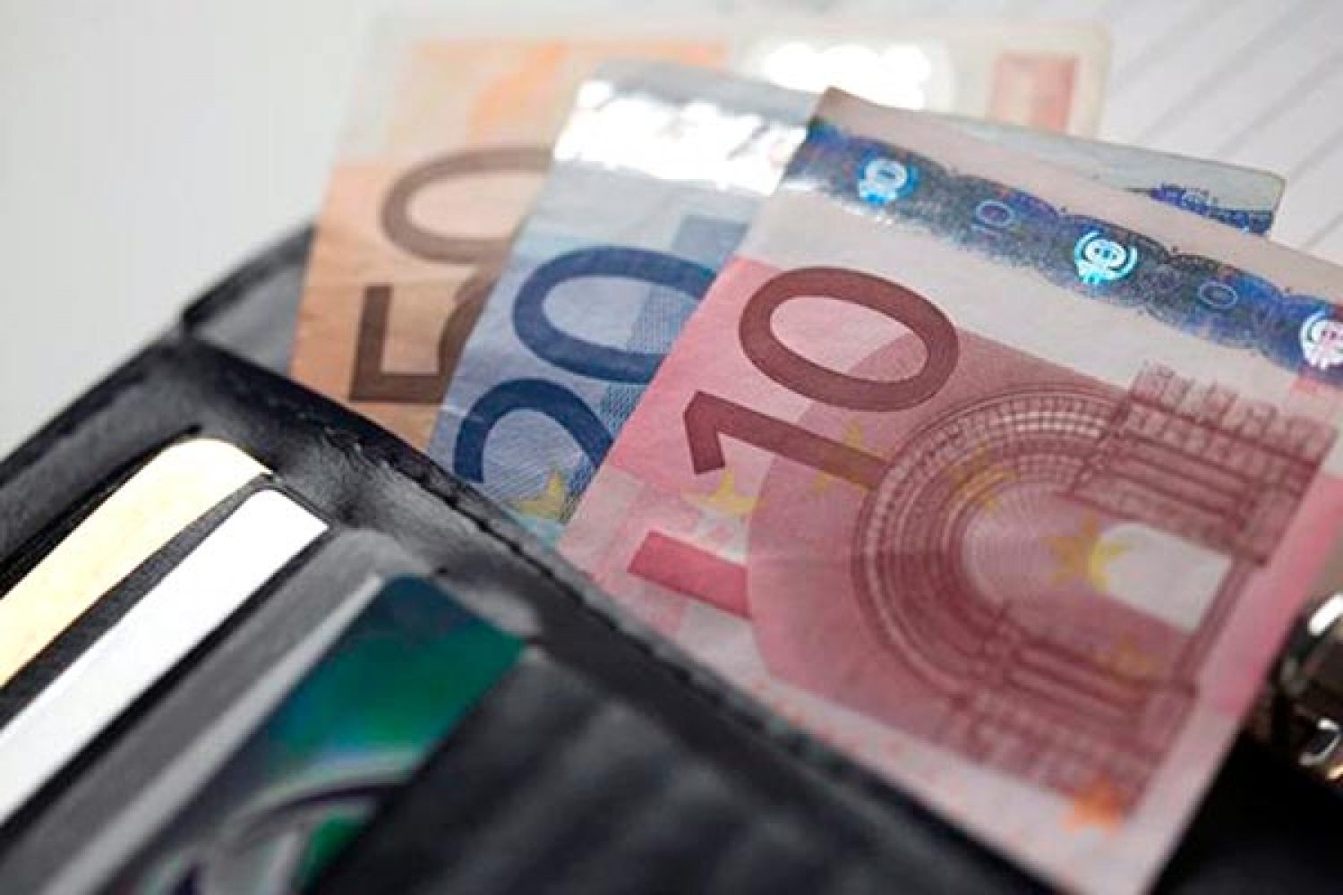 Οι ελεύθεροι επαγγελματίες πληρώνουν και πάλι τη… νύφη!
