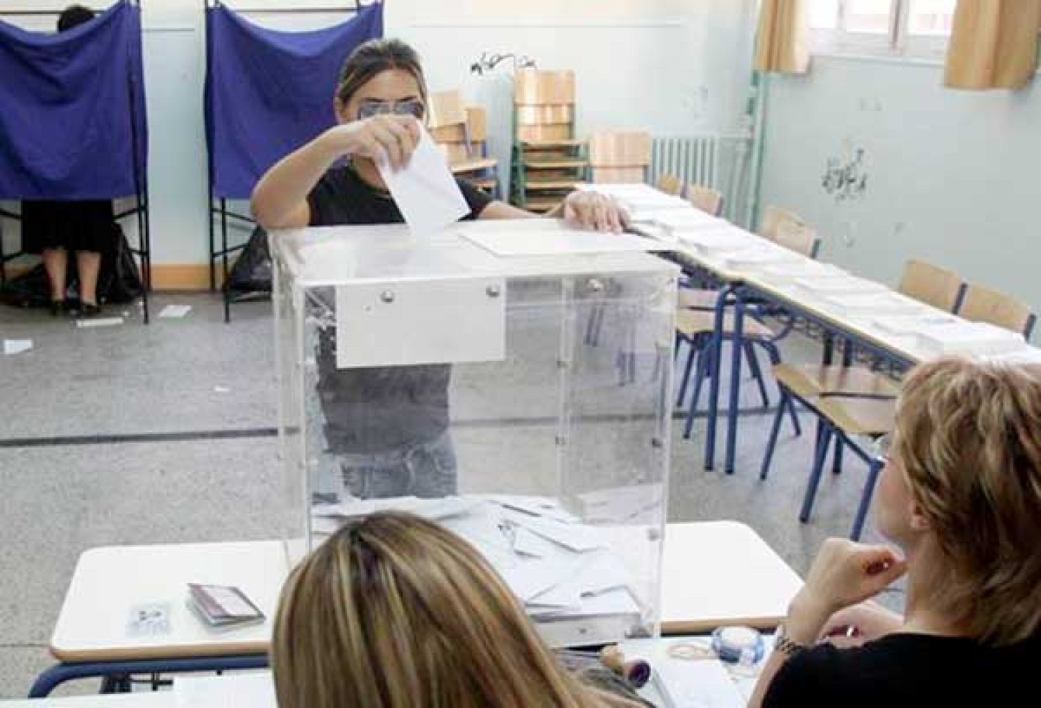 ΠΕΦΤΕΙ ΑΠΟΨΕ Η ΠΡΟΕΚΛΟΓΙΚΗ ΑΥΛΑΙΑ