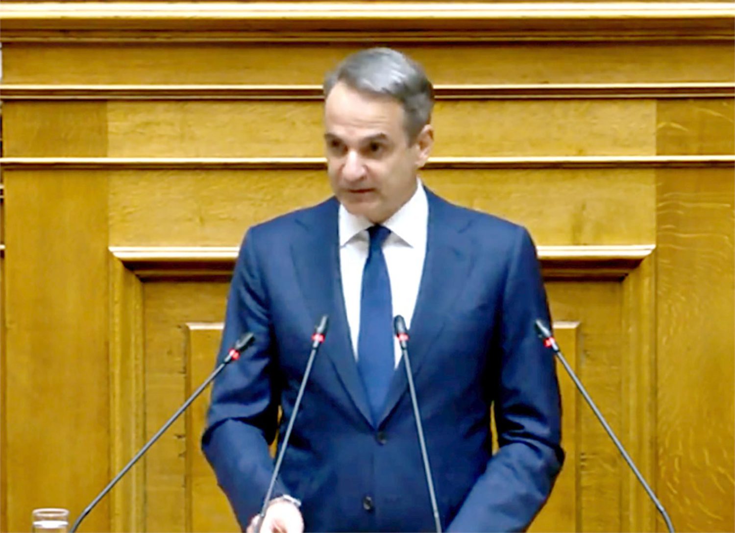 ΣΤΟ ΚΕΝΟ Η ΜΟΜΦΗ, ΣΥΣΠΕΙΡΩΣΕ ΤΗ Ν.Δ.