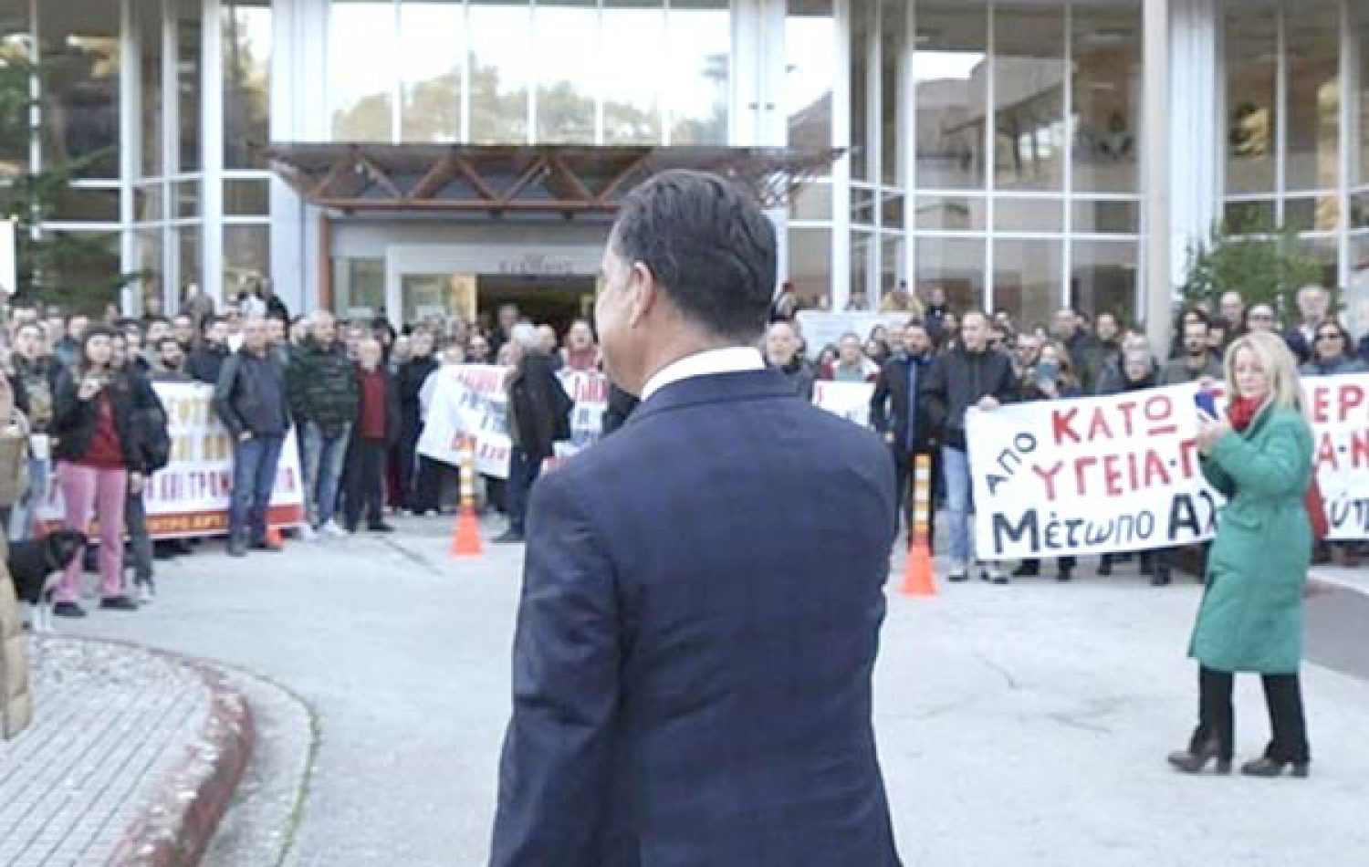 Εν μέσω αποδοκιμασιών η επίσκεψη Αδ. Γεωργιάδη στο Νοσοκομείο Άρτας