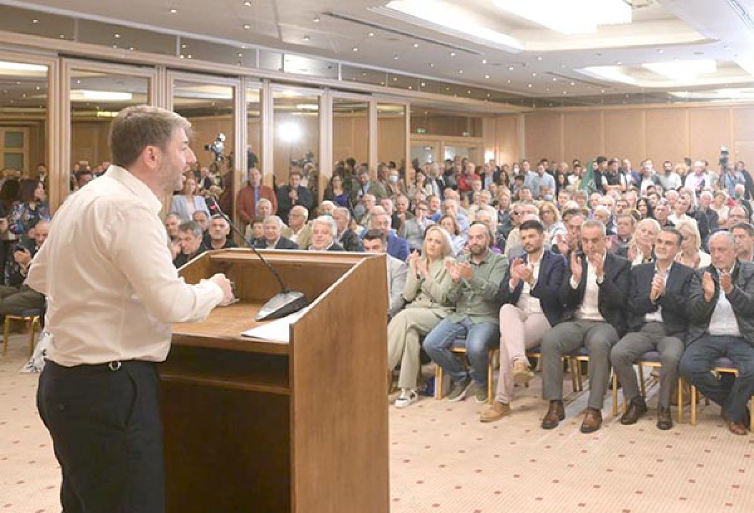 Στην περιφέρεια τώρα η μάχη των κομμάτων