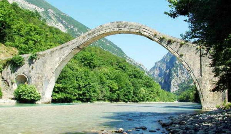 Μελέτη και χρηματοδότηση για να σωθεί το Γεφύρι της Πλάκας!