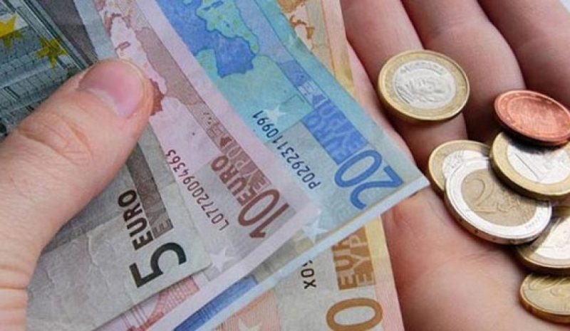Αγκομαχούν τα νοικοκυριά από απανωτές πληρωμές και φόρους