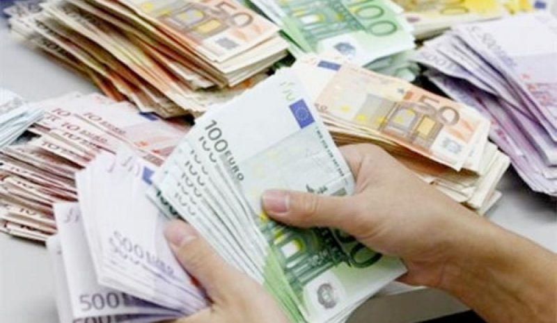 Αφού μας άδειασαν τις τσέπες άνοιξαν το πουγκί και… μοιράζουν!