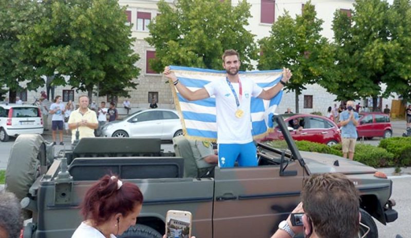 ΤΑ ΓΙΑΝΝΕΝΑ ΑΠΟΘΕΩΣΑΝ ΤΟΝ ΣΤΕΦΑΝΟ!