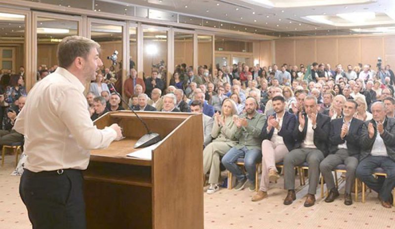 Στην περιφέρεια τώρα η μάχη των κομμάτων