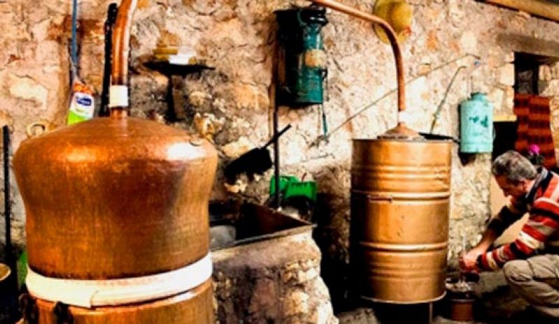 Άλλο τα διήμερα καζάνια τσίπουρου και άλλο οι βιομηχανίες οινοπνεύματος!